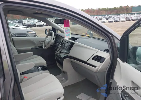 2013 Toyota Sienna Le V6 8 Passenger z USA, uszkodzony, nr VIN 5TDKK3DCXDS295975